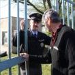 Místo farmářky otevírala bránu farmy policie (foto:rb)